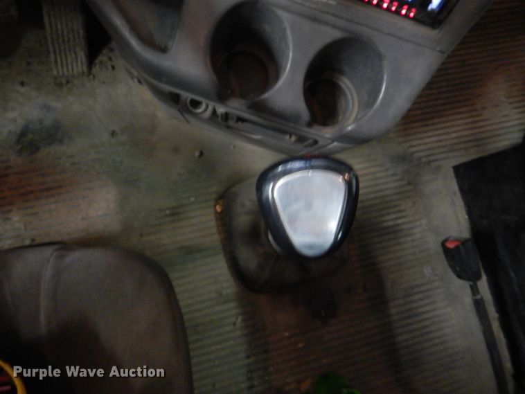 image for item IQ9267 2006 Freightliner Columbia  semi truck