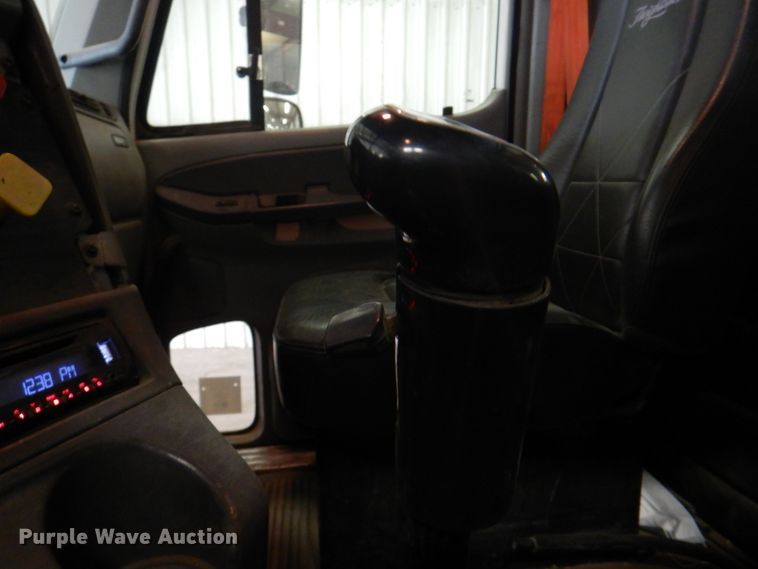 image for item IQ9267 2006 Freightliner Columbia  semi truck