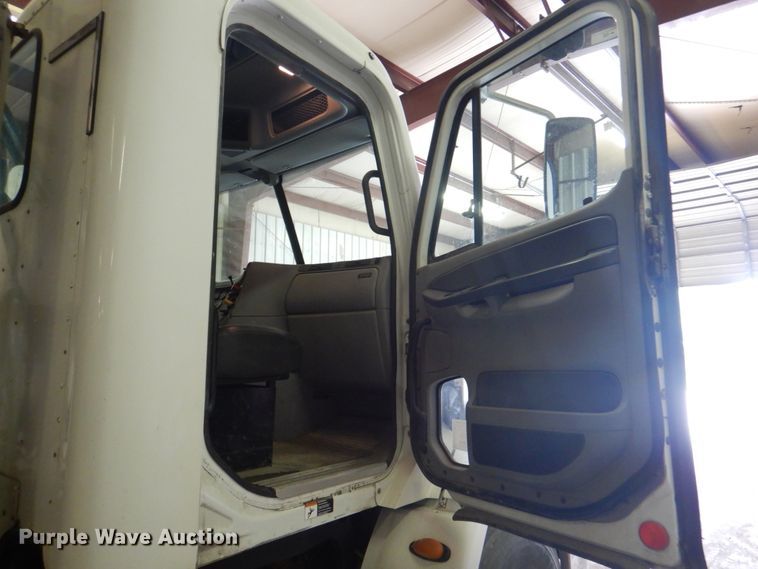 image for item IQ9267 2006 Freightliner Columbia  semi truck