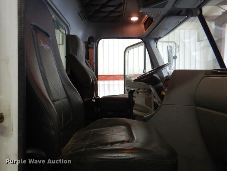 image for item IQ9267 2006 Freightliner Columbia  semi truck