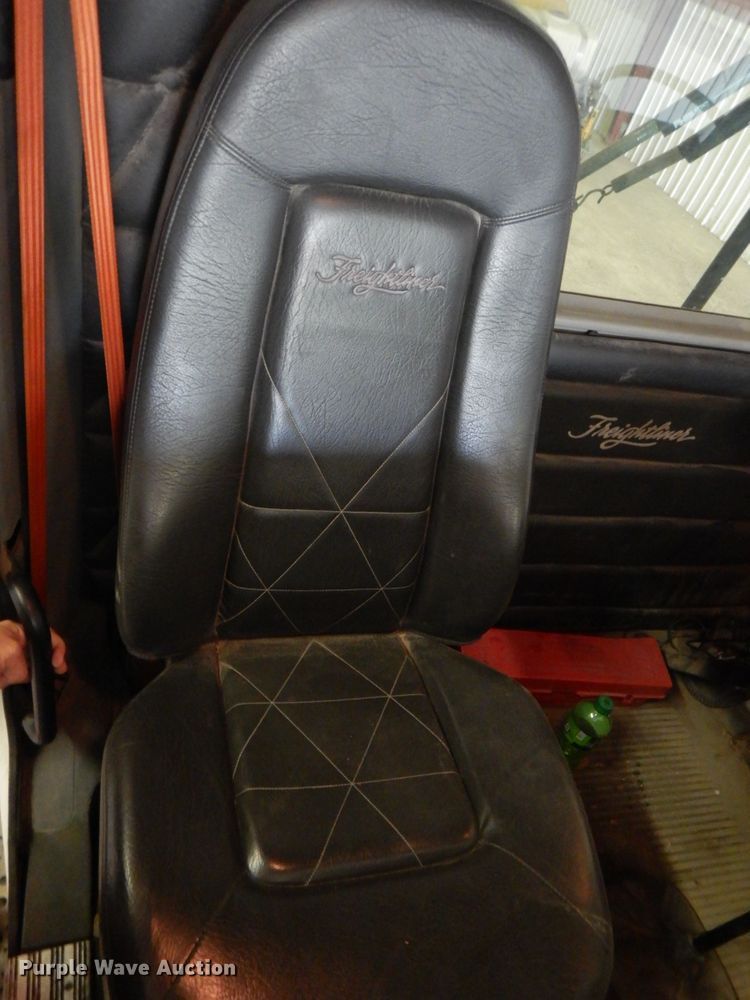 image for item IQ9267 2006 Freightliner Columbia  semi truck