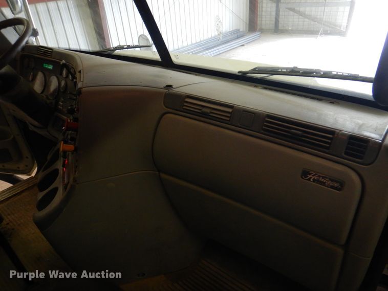 image for item IQ9267 2006 Freightliner Columbia  semi truck