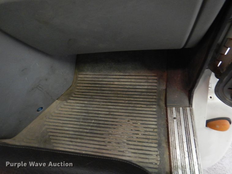 image for item IQ9267 2006 Freightliner Columbia  semi truck