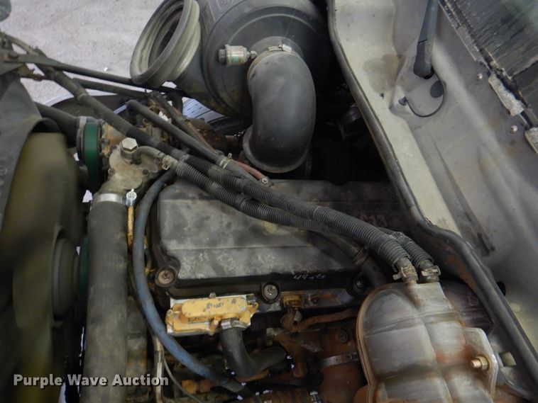 image for item IQ9267 2006 Freightliner Columbia  semi truck