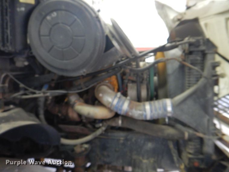 image for item IQ9267 2006 Freightliner Columbia  semi truck