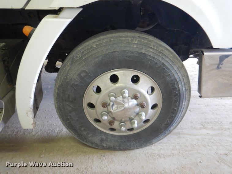 image for item IQ9267 2006 Freightliner Columbia  semi truck