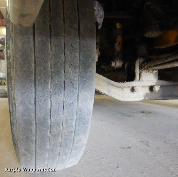 image for item IQ9267 2006 Freightliner Columbia  semi truck