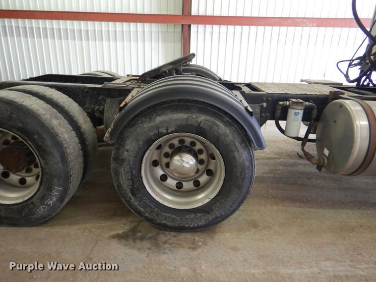 image for item IQ9267 2006 Freightliner Columbia  semi truck