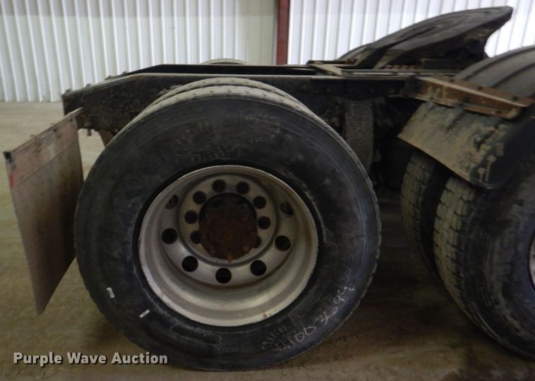 image for item IQ9267 2006 Freightliner Columbia  semi truck