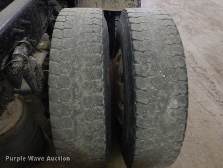 image for item IQ9267 2006 Freightliner Columbia  semi truck