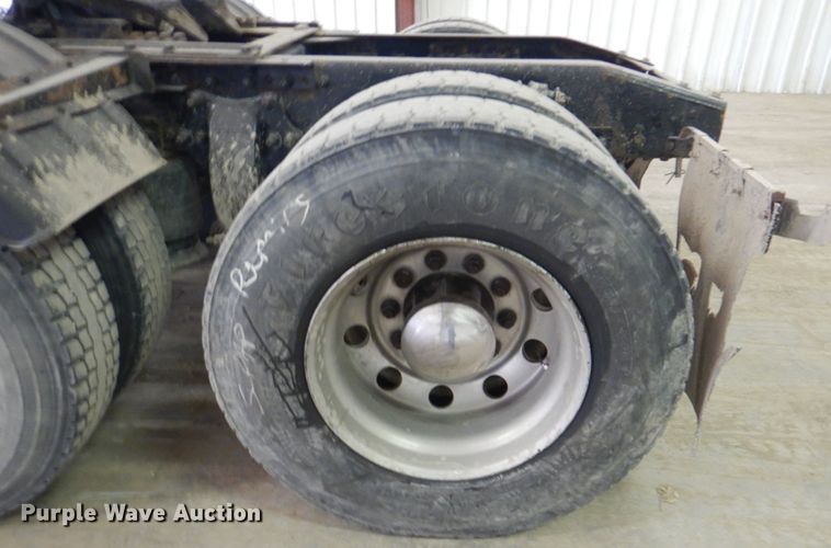 image for item IQ9267 2006 Freightliner Columbia  semi truck