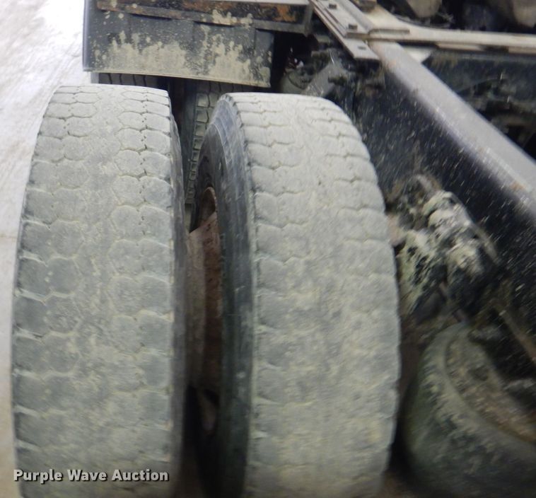 image for item IQ9267 2006 Freightliner Columbia  semi truck