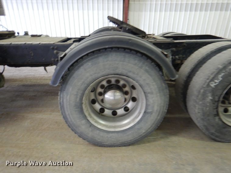 image for item IQ9267 2006 Freightliner Columbia  semi truck