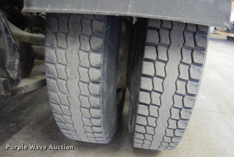 image for item IQ9267 2006 Freightliner Columbia  semi truck