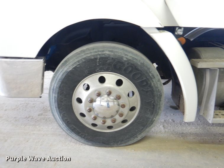 image for item IQ9267 2006 Freightliner Columbia  semi truck