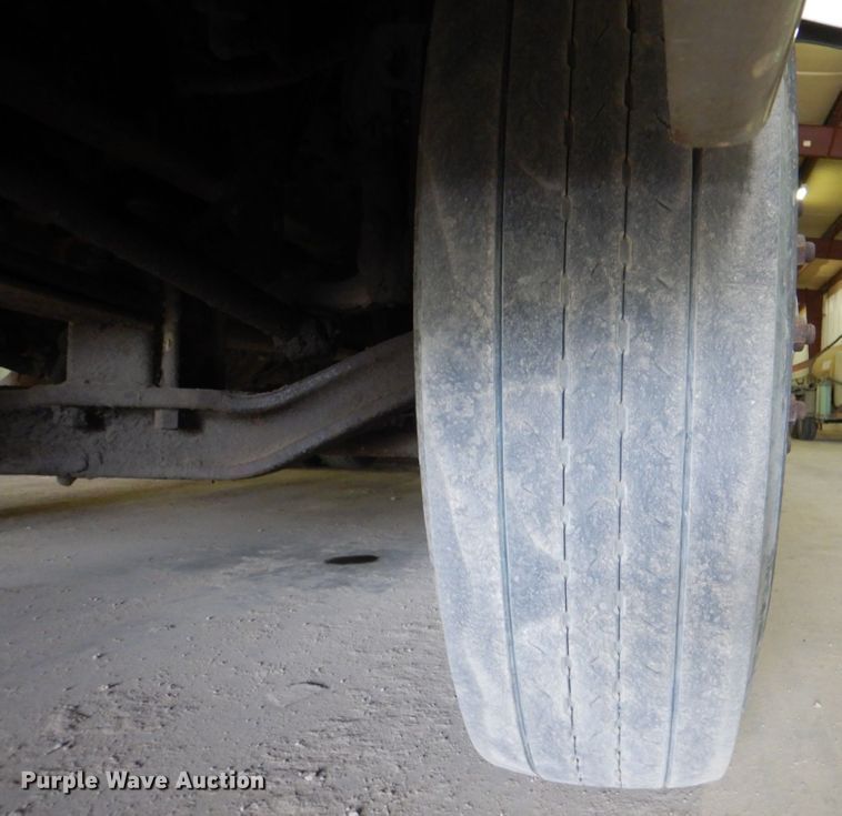 image for item IQ9267 2006 Freightliner Columbia  semi truck