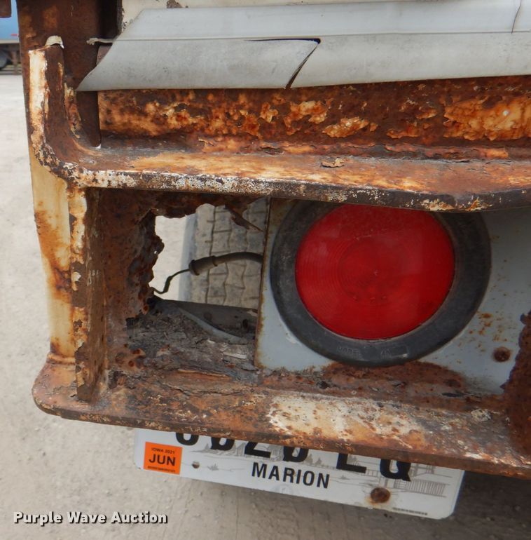 image for item IQ9269 1995 Utility Trailers VS2D0  dry van trailer