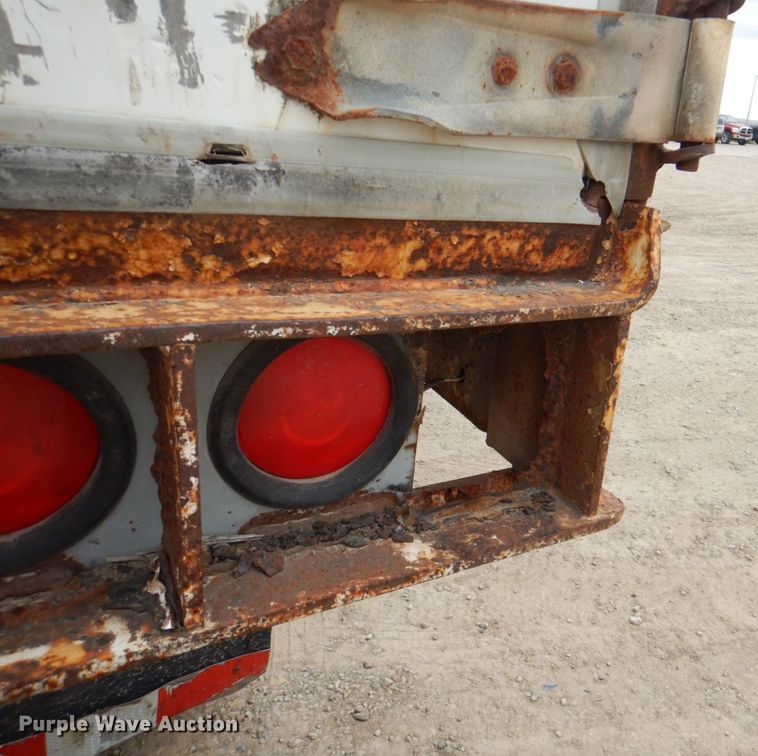 image for item IQ9269 1995 Utility Trailers VS2D0  dry van trailer