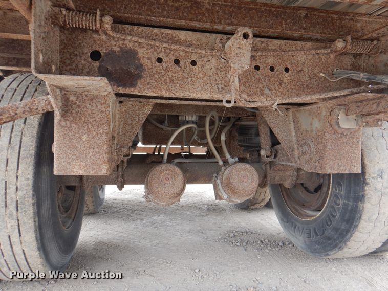 image for item IQ9269 1995 Utility Trailers VS2D0  dry van trailer