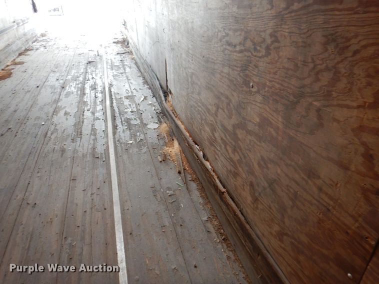 image for item IQ9269 1995 Utility Trailers VS2D0  dry van trailer