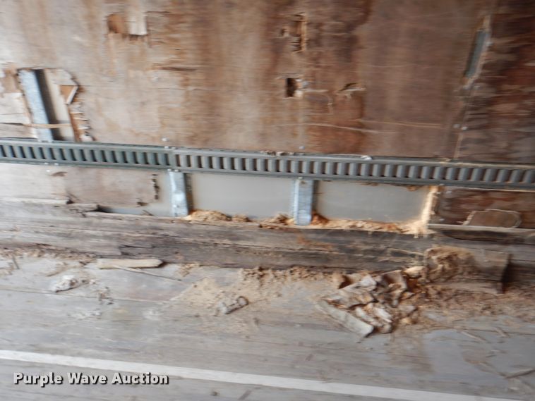 image for item IQ9269 1995 Utility Trailers VS2D0  dry van trailer