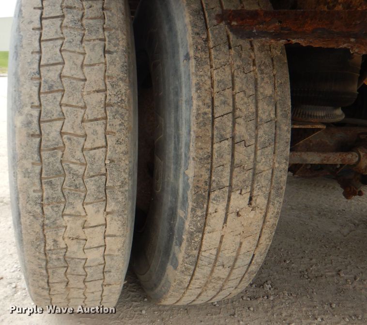 image for item IQ9269 1995 Utility Trailers VS2D0  dry van trailer