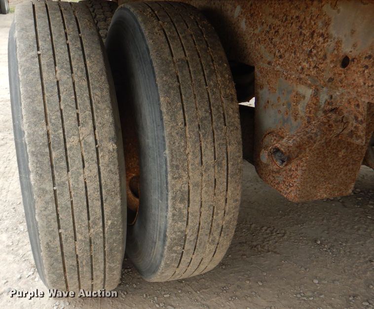 image for item IQ9269 1995 Utility Trailers VS2D0  dry van trailer