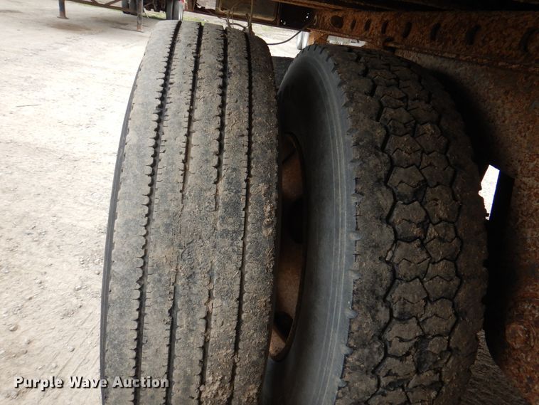 image for item IQ9269 1995 Utility Trailers VS2D0  dry van trailer