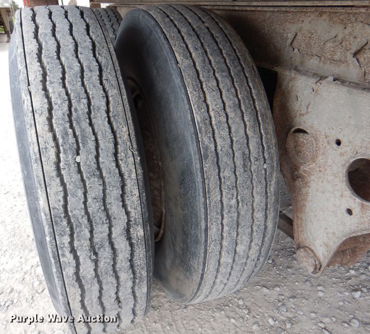 image for item IQ9272 1980 Fruehauf FRXF245LS  dry van trailer