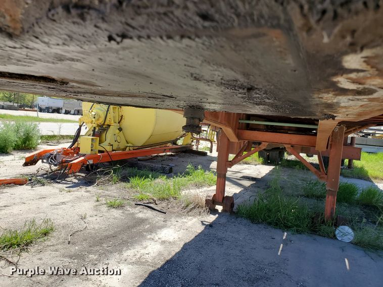 image for item IT9814 1972 Fruehauf  flatbed trailer