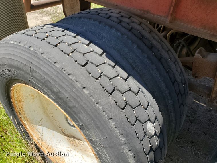 image for item IT9814 1972 Fruehauf  flatbed trailer