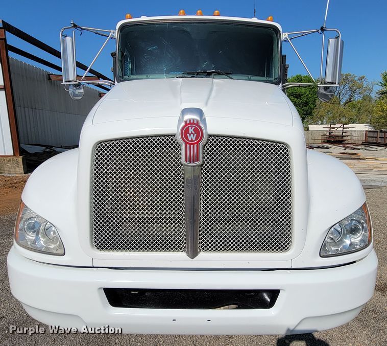 image for item IV9007 2010 Kenworth T300  flatbed truck