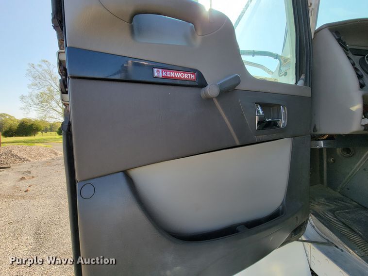 image for item IV9007 2010 Kenworth T300  flatbed truck