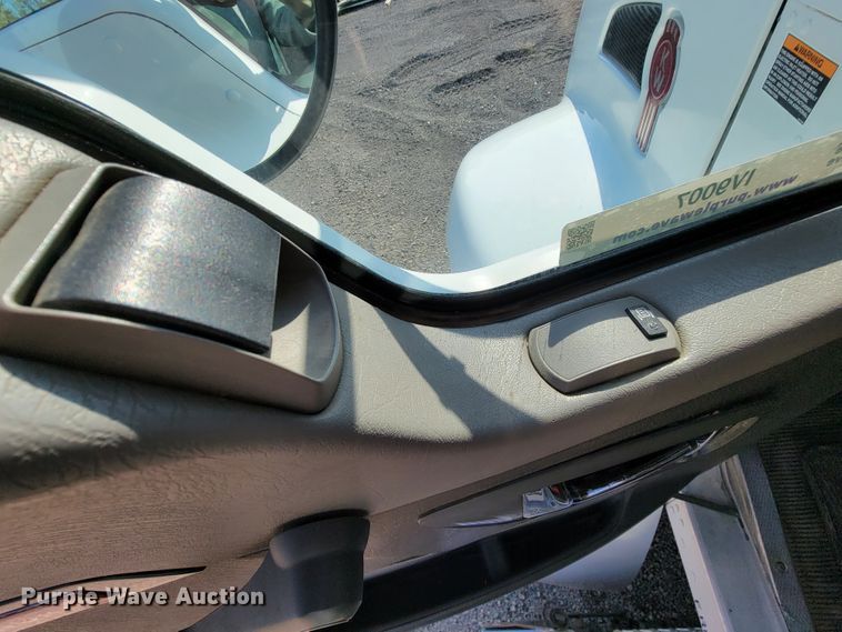 image for item IV9007 2010 Kenworth T300  flatbed truck