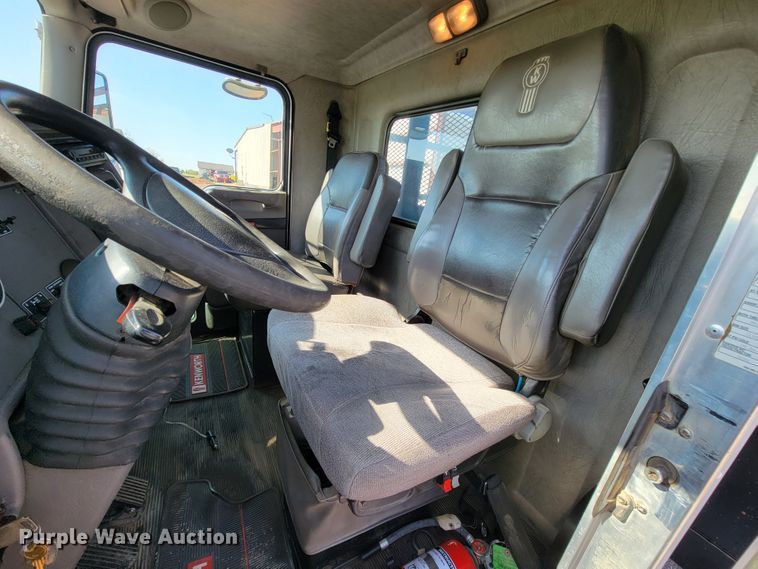 image for item IV9007 2010 Kenworth T300  flatbed truck