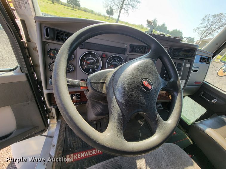 image for item IV9007 2010 Kenworth T300  flatbed truck