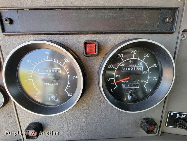 image for item IV9007 2010 Kenworth T300  flatbed truck