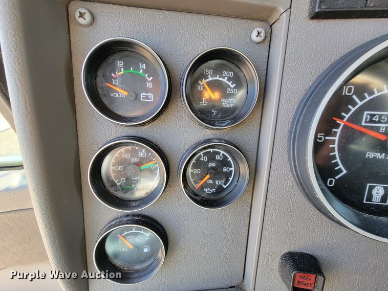 image for item IV9007 2010 Kenworth T300  flatbed truck