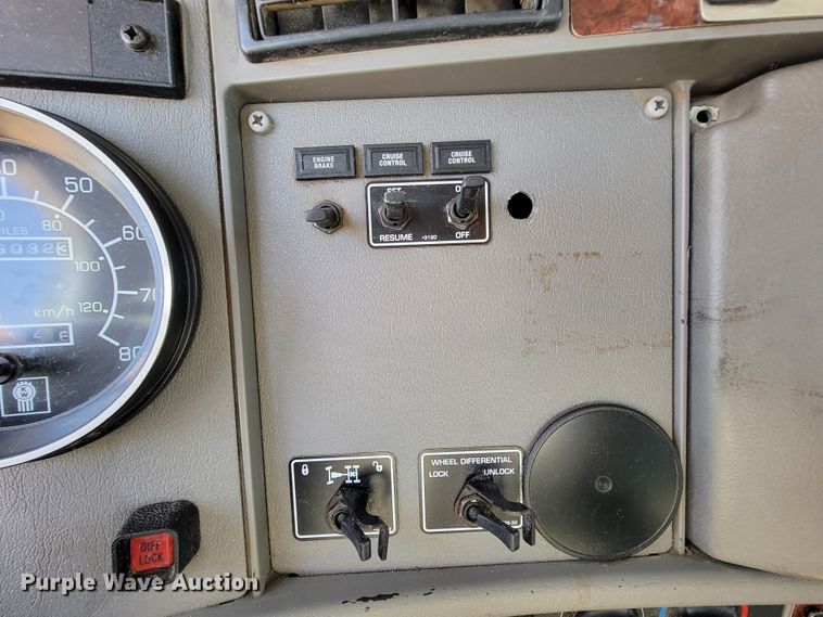 image for item IV9007 2010 Kenworth T300  flatbed truck