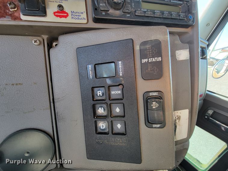 image for item IV9007 2010 Kenworth T300  flatbed truck