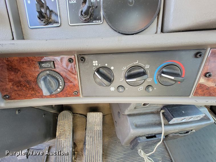 image for item IV9007 2010 Kenworth T300  flatbed truck