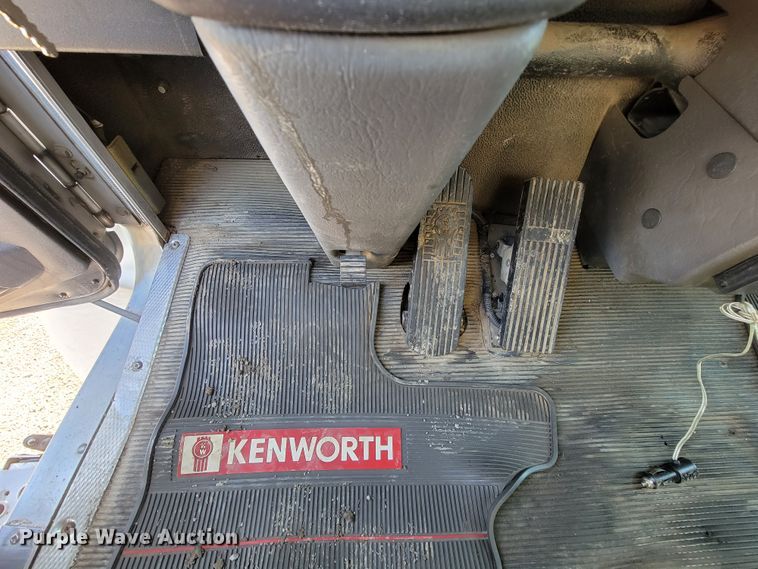 image for item IV9007 2010 Kenworth T300  flatbed truck