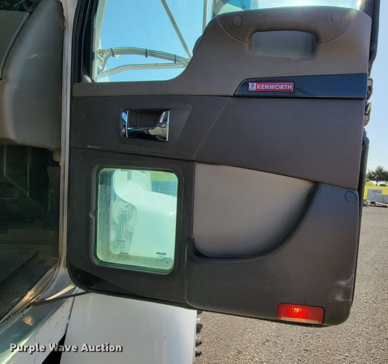 image for item IV9007 2010 Kenworth T300  flatbed truck