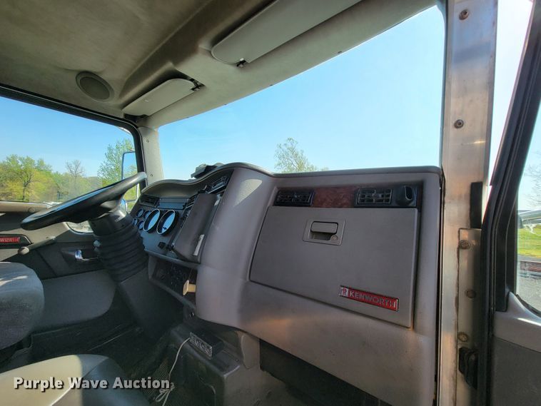 image for item IV9007 2010 Kenworth T300  flatbed truck