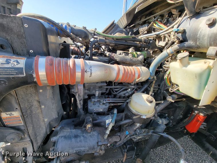 image for item IV9007 2010 Kenworth T300  flatbed truck