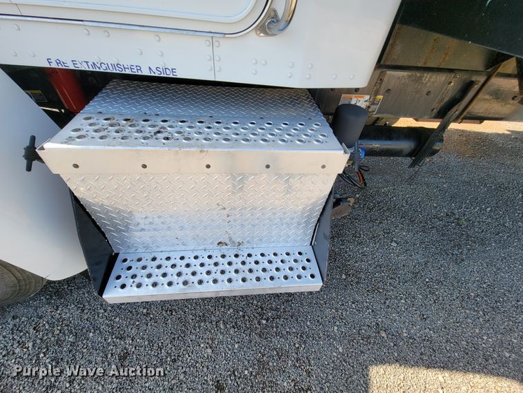 image for item IV9007 2010 Kenworth T300  flatbed truck