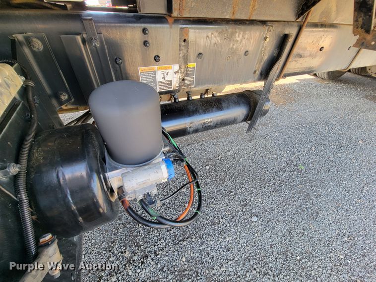 image for item IV9007 2010 Kenworth T300  flatbed truck