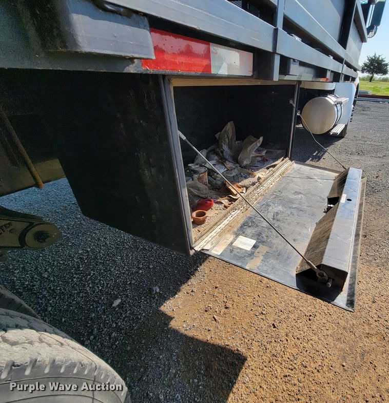 image for item IV9007 2010 Kenworth T300  flatbed truck