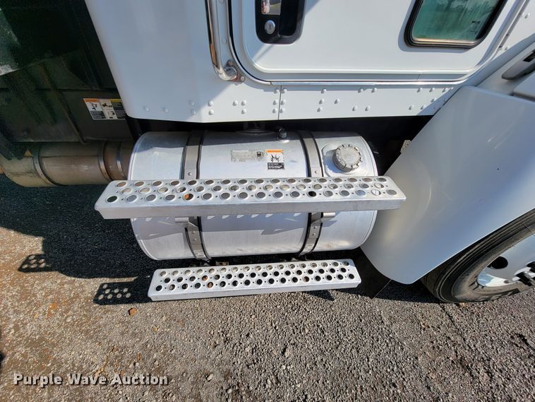 image for item IV9007 2010 Kenworth T300  flatbed truck