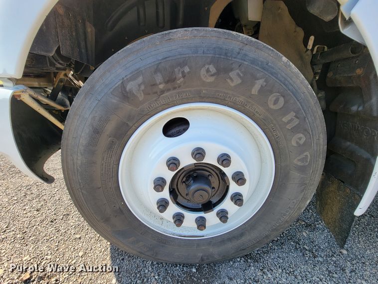 image for item IV9007 2010 Kenworth T300  flatbed truck